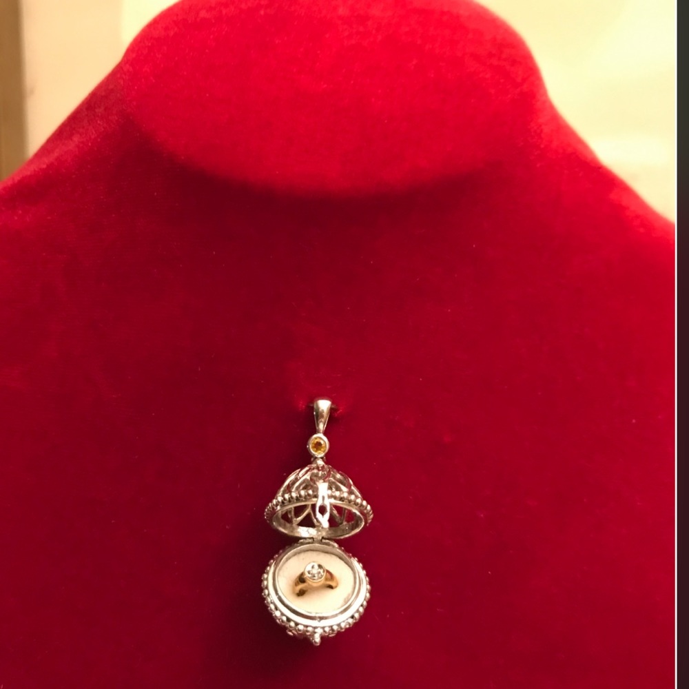 Absolutely gorgeous Sterling silver charm.